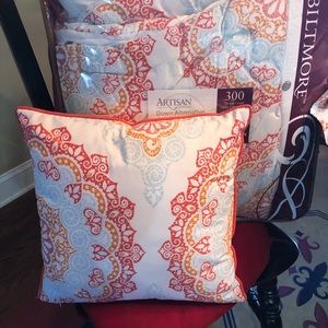 Queen very soft comforter with pillow